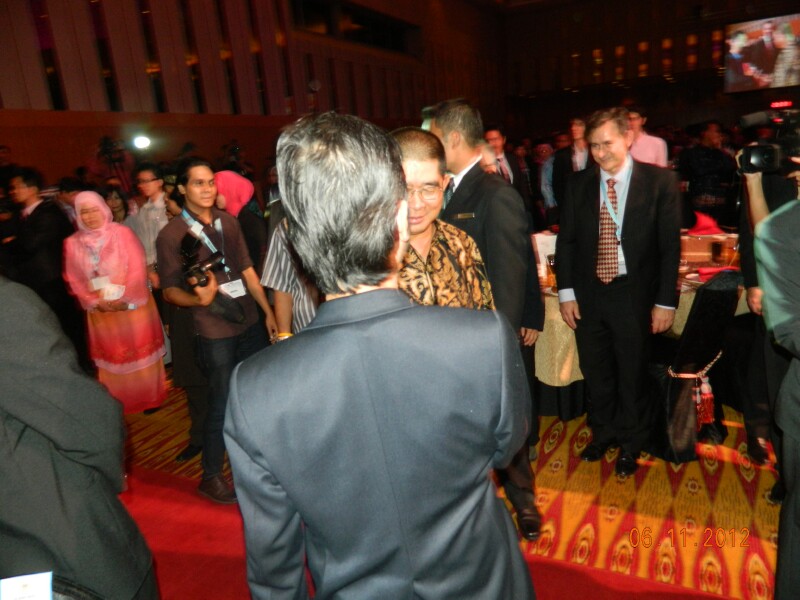 Shaking hands with the Minister of MOSTI Shaking hands with the Minister of MOSTI
